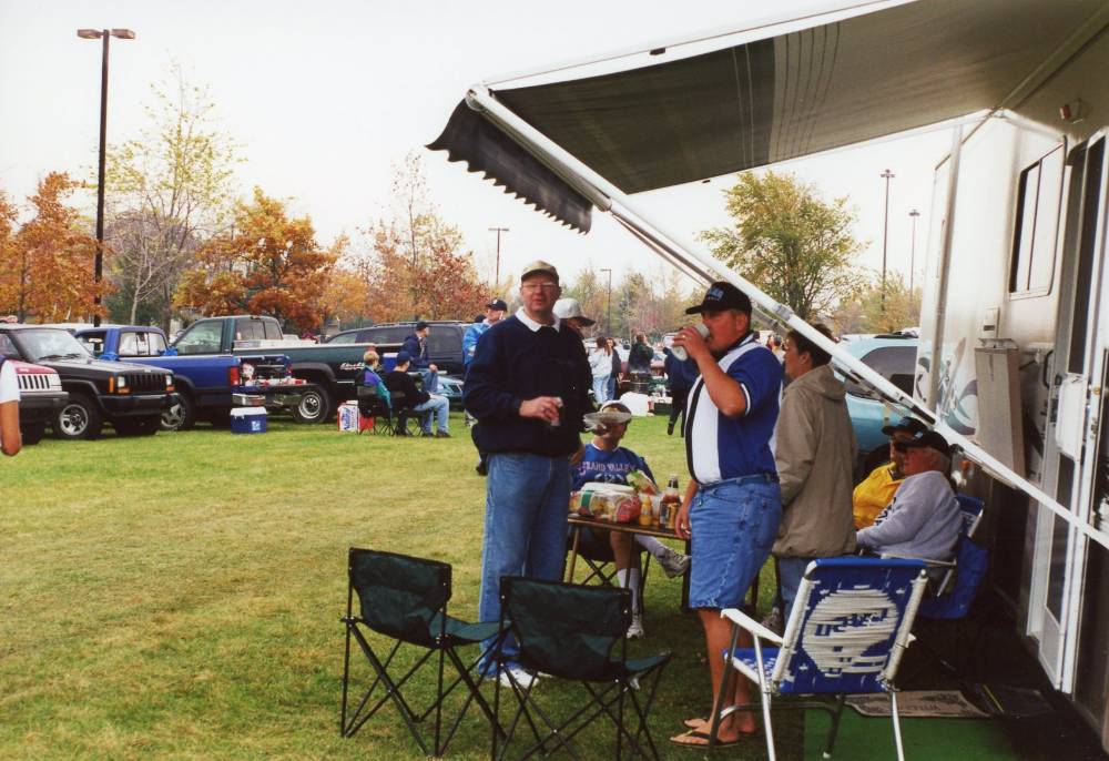 Alumni lounge during a tailgate